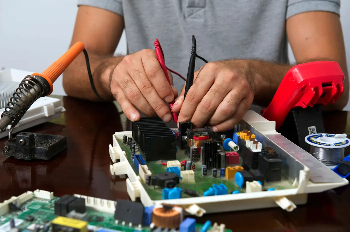 Medición y diagnóstico de una placa electrónica con puntas de prueba